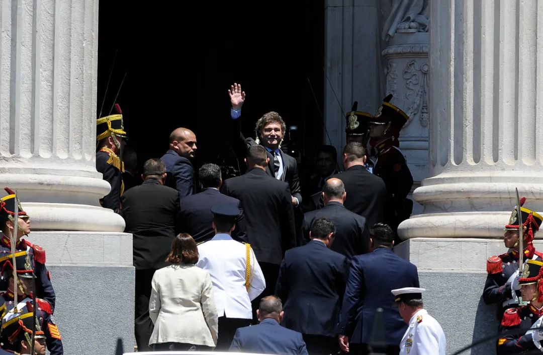 2023年12月10日，阿根廷新总统米莱在就职仪式前向民众致意。新华社发（哈维尔·冈萨雷斯摄）