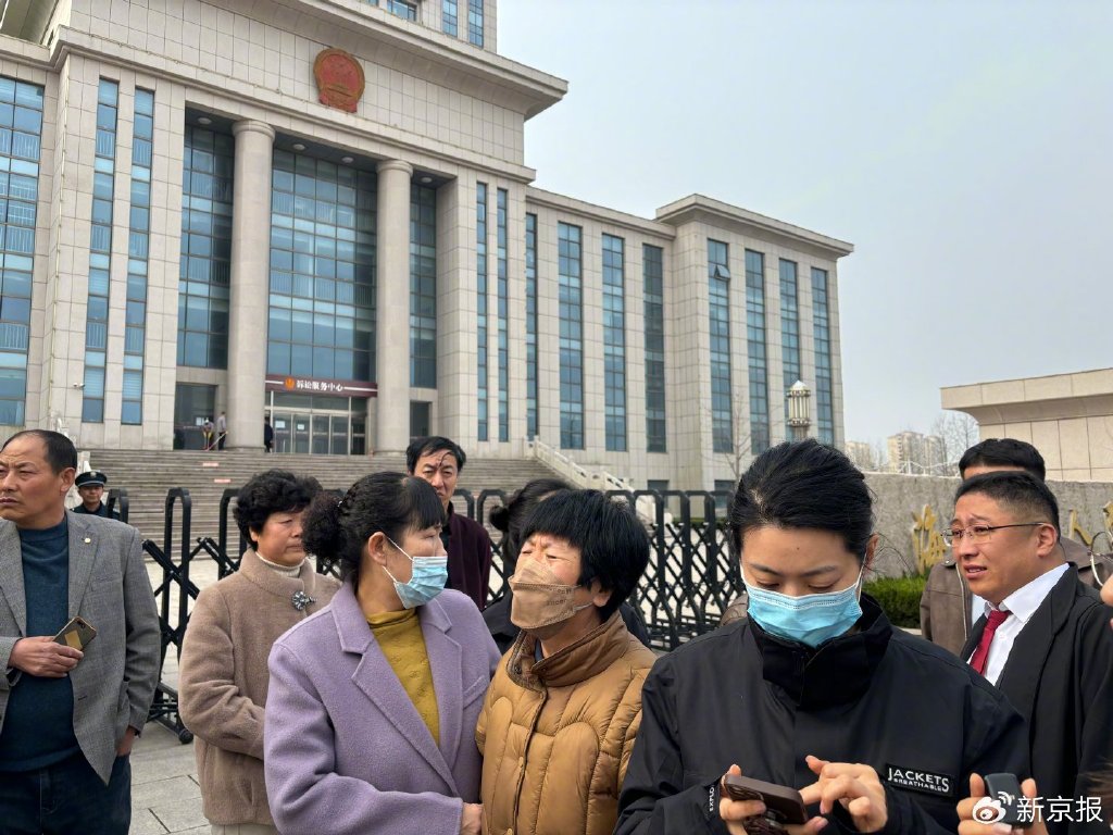 3月28日上午八点多，李家母女三人来到海阳市人民法院，孙某某交通肇事罪一案一审开庭。新京报记者 汪畅 摄
