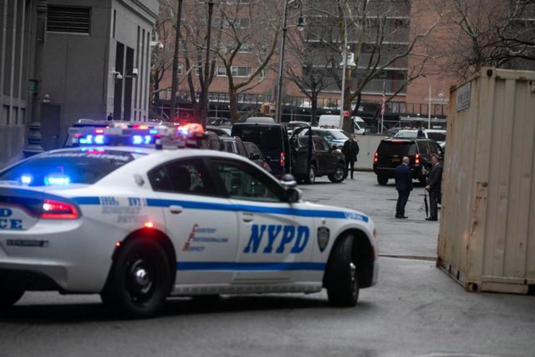 1月25日,在美国纽约,美国前总统特朗普的车队在法院外等待  图:新华社