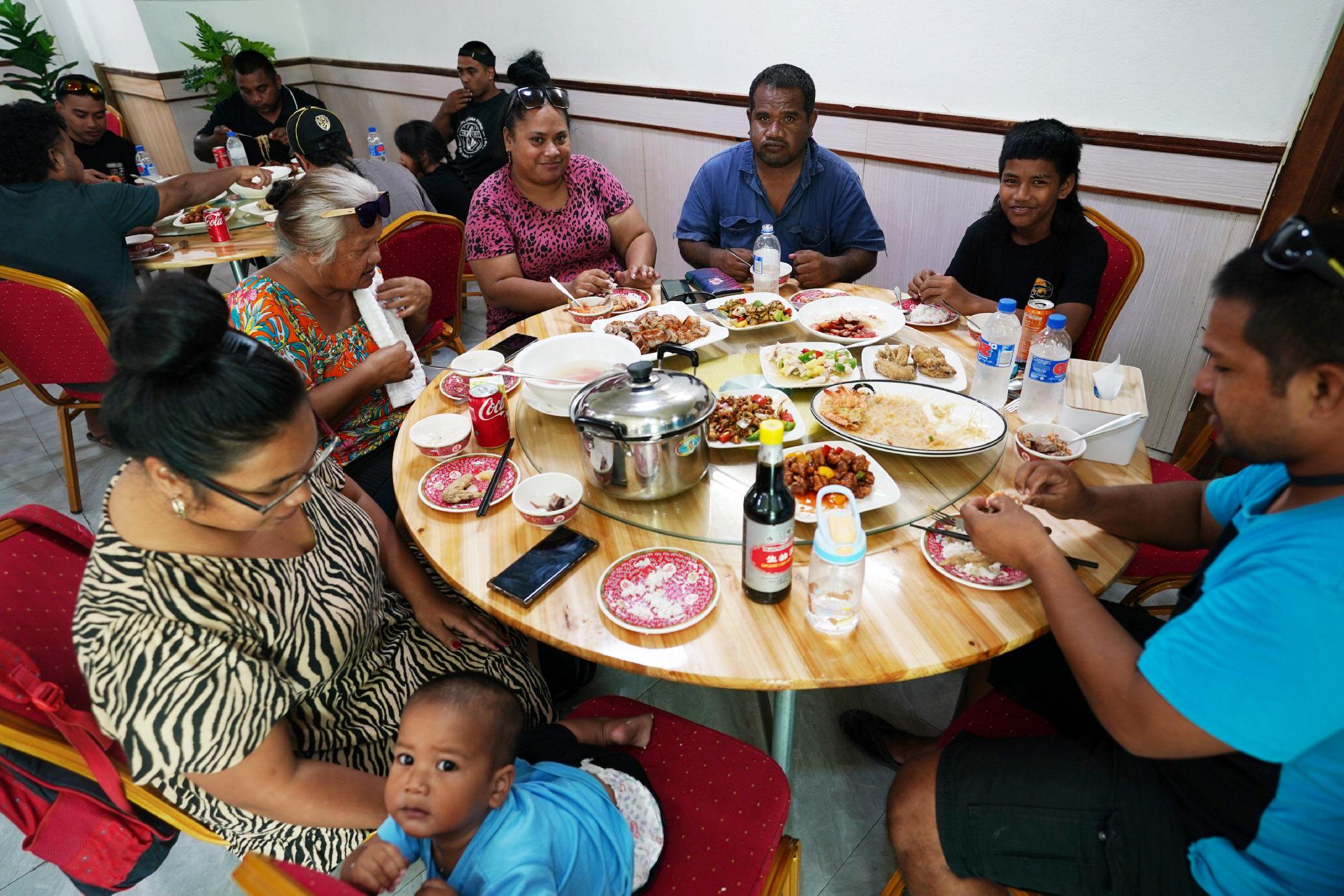瑙鲁消费者在一家中餐馆聚餐  新华社记者 王申 摄