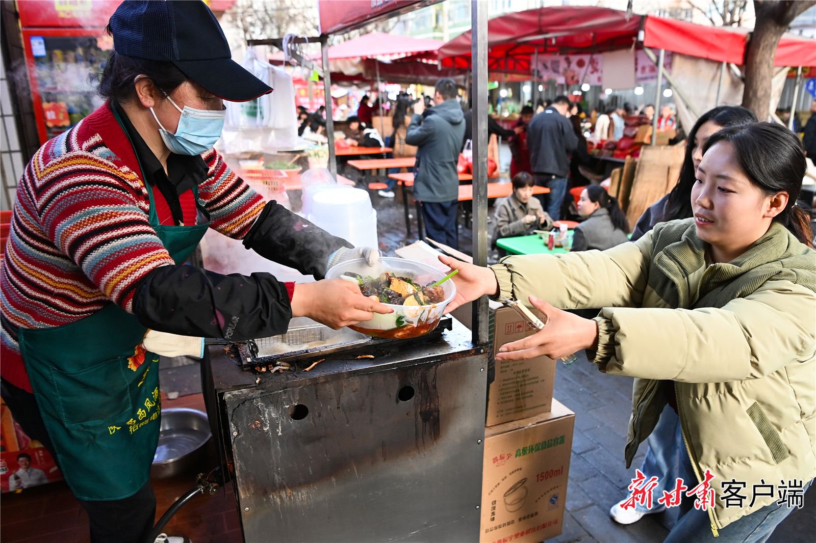 游客在天水品尝麻辣烫。新甘肃·甘肃日报记者 丁凯 摄