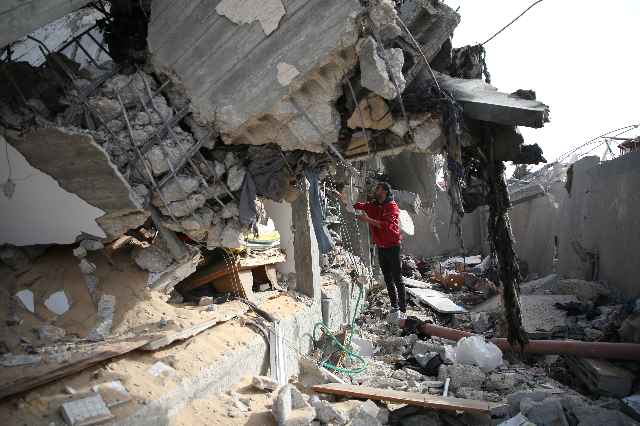 据巴勒斯坦通讯社3月26日报道，以军当天轰炸加沙地带多个地区，造成至少55人死亡。新华社发（哈立德·奥马尔 摄）