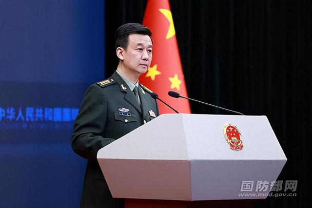 国防部举行例行记者会,国防部新闻局局长,国防部新闻发言人吴谦大校答