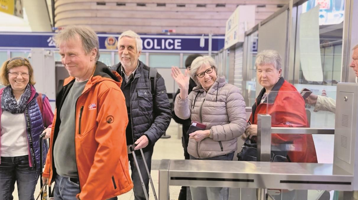 入境游客通过北京南站的团队通道进站 本报记者 杨亮 摄