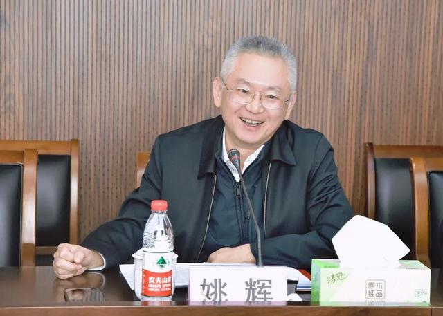 姚辉强调,科学研究始于兴趣,重在坚持.