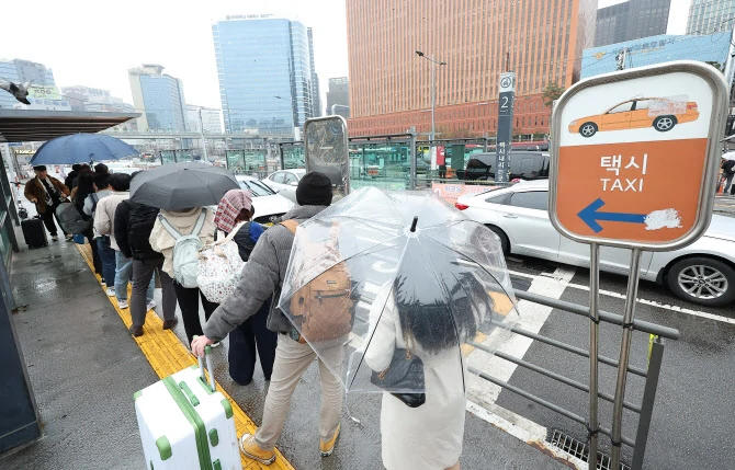 ▲28日上午，首尔市民在出租车站排队
