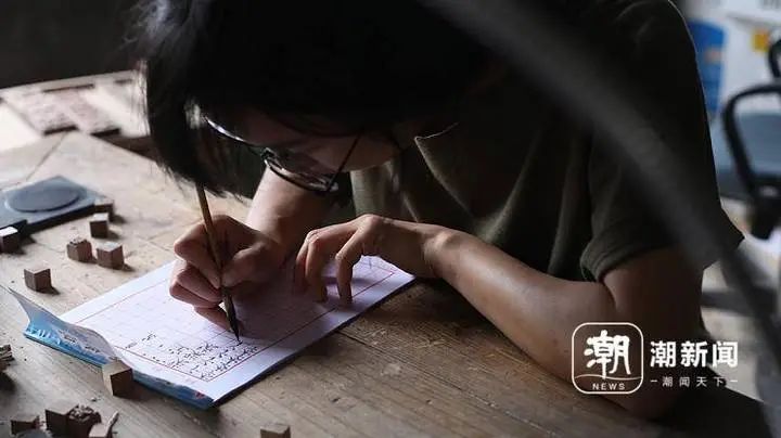 李子柒在浙江温州东源村学习木活字印刷术。受访者供图