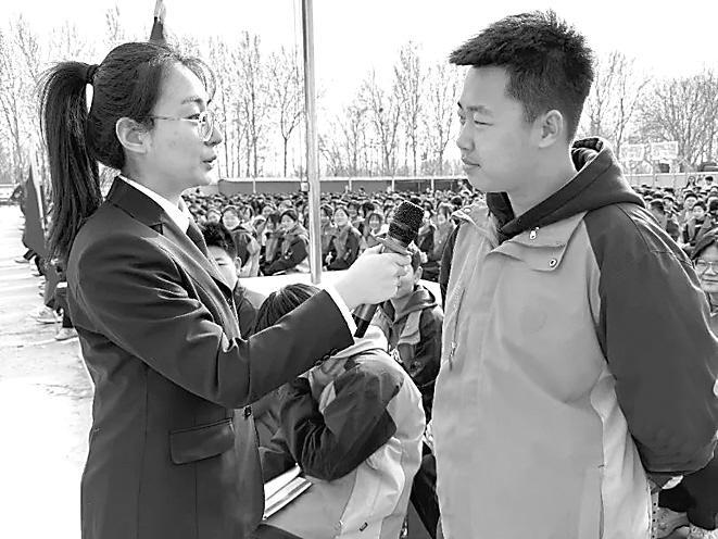 近日,枣强县人民检察院组织干警走进该县第三中学开展"检爱同行 共护
