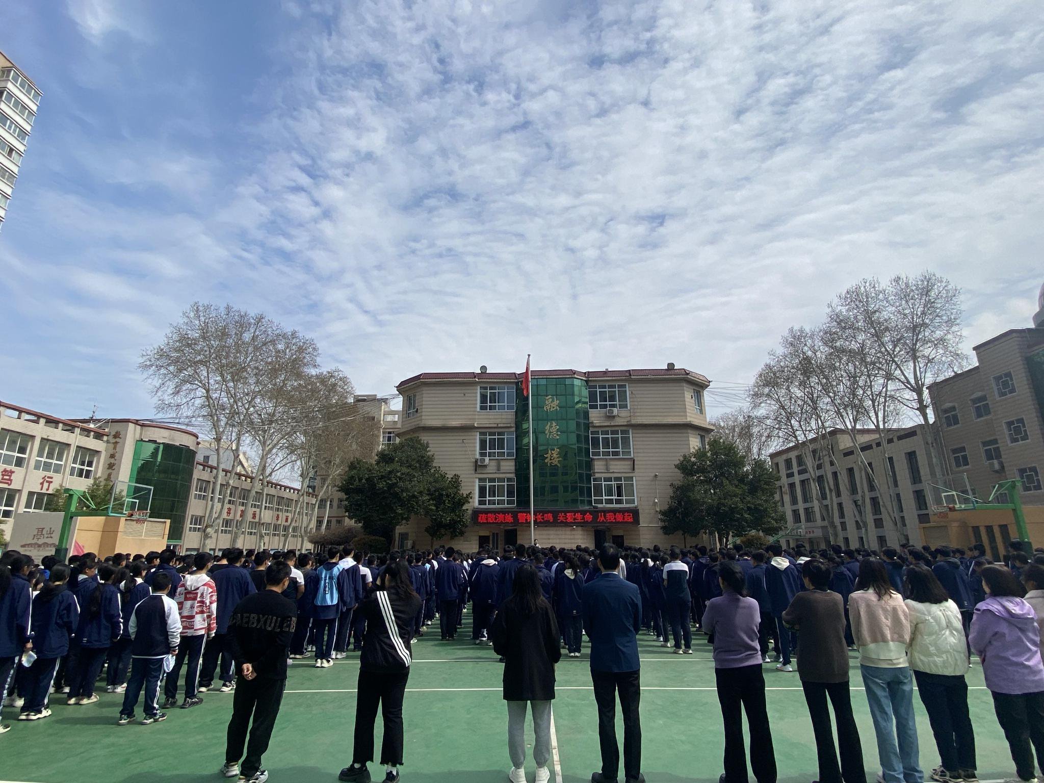 开展消防演练 筑牢安全底线 郑州市第四十四初级中学开展消防安全应急