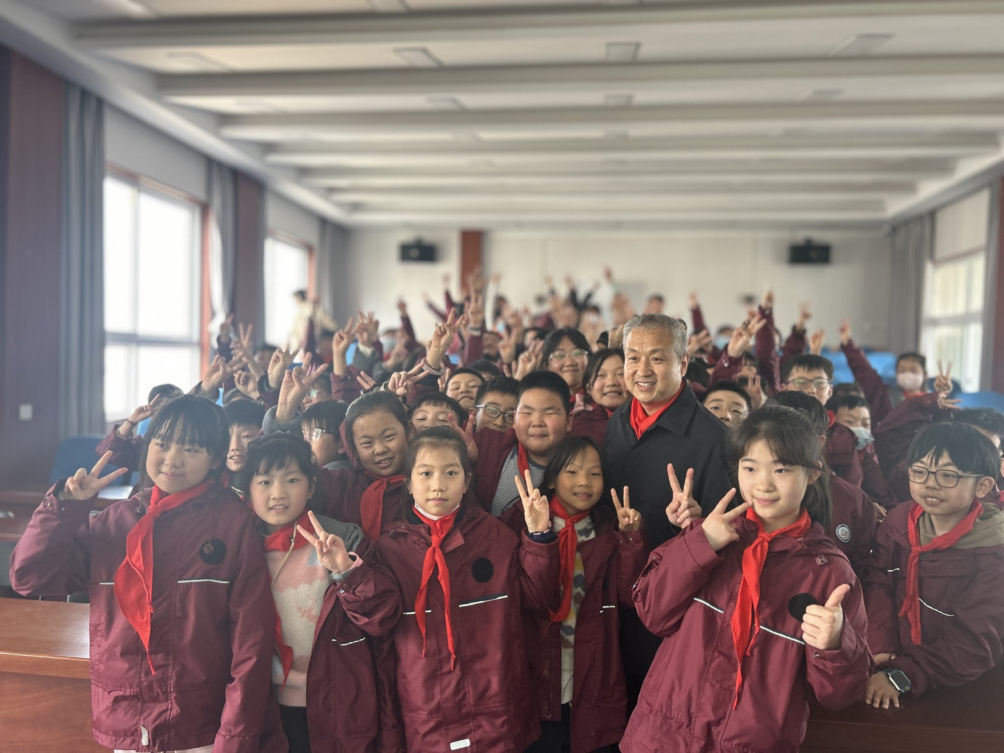 探索汉字奥秘感受文化魅力二七区永安街小学开展作家进校园活动