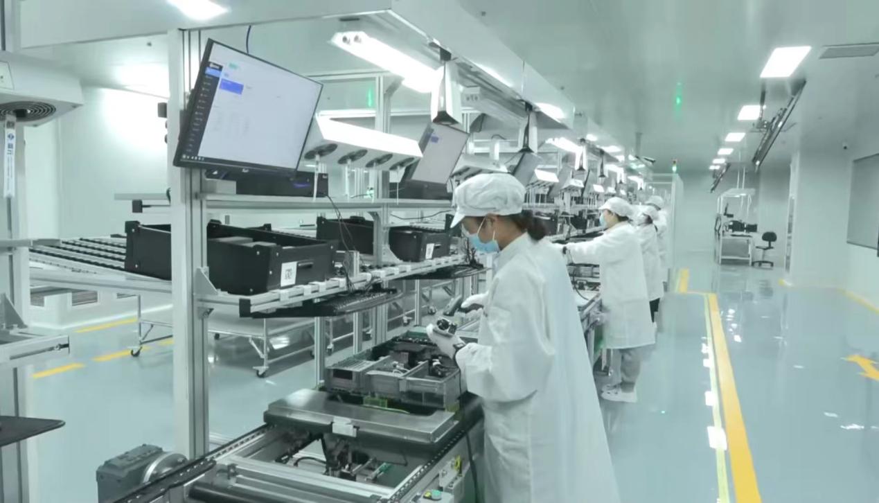 图说:生产线上正在进行人工个性化装配作业.(雄安交投公司供图)