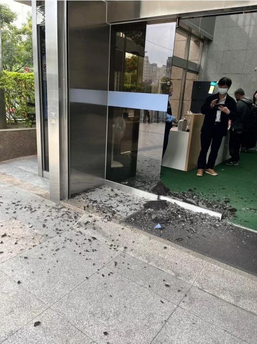 图为28日上午，位于台北市延平南路的“数位发展部”大楼遭枪击，玻璃大门碎裂。图自台湾《联合报》