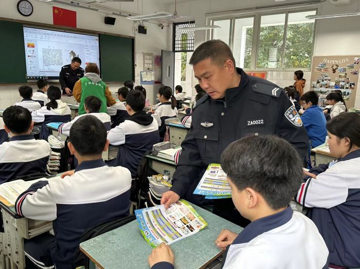 广汉市雒城街道禁毒宣传进校园护航少年助成长