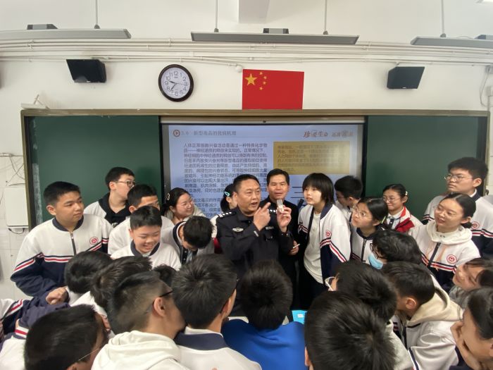 广汉市雒城街道禁毒宣传进校园护航少年助成长