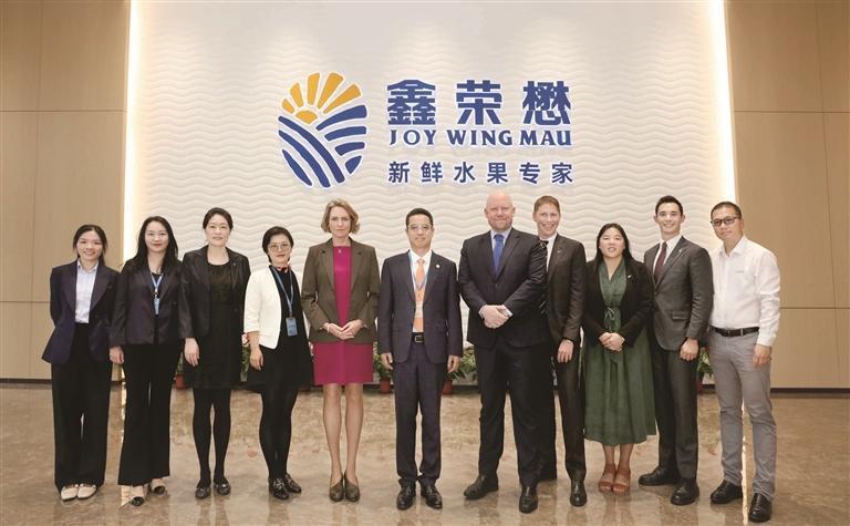 与鑫荣懋集团董事长兼ceo张剑(左)合影留念