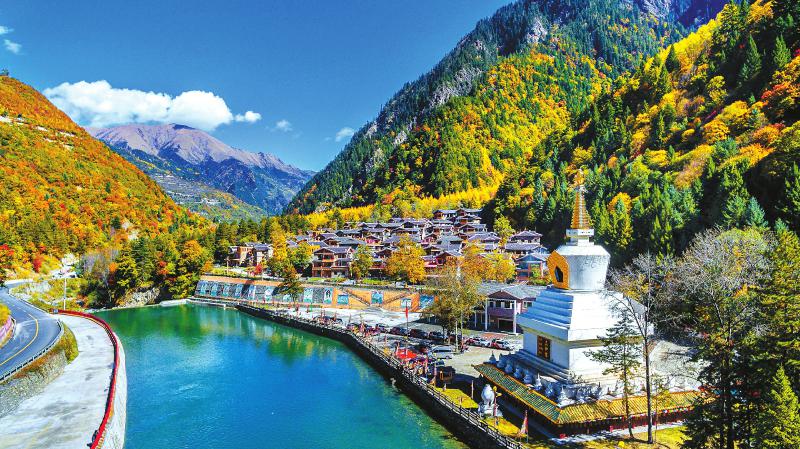 图为获评该州首届"熊猫家园净土阿坝"最美三家园村的黑水县沙石多镇