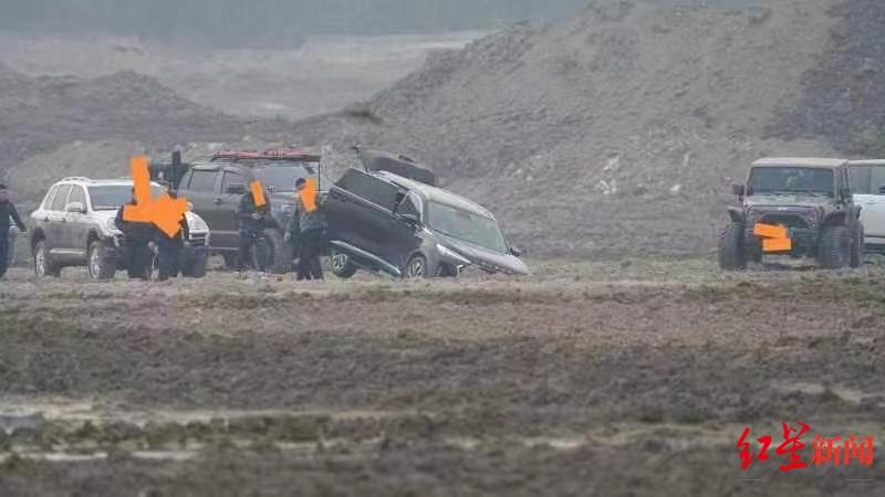 ▲有越野汽车和越野摩托在河道内“撒野”