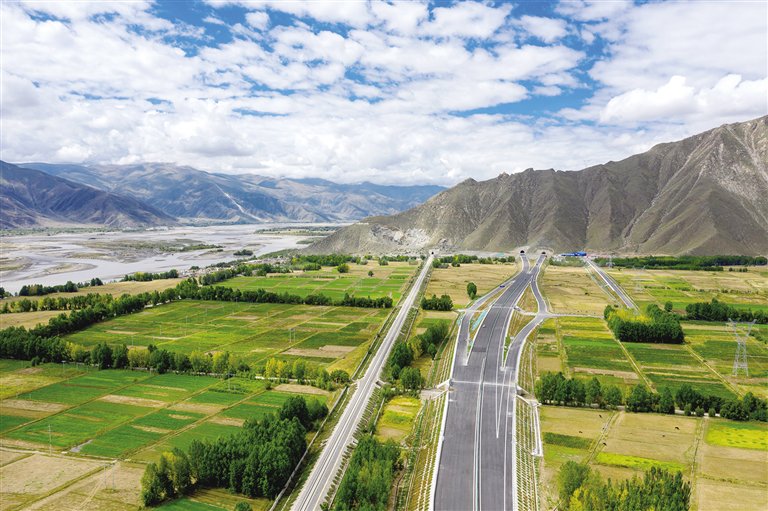 　　拉日高速公路。图由西藏自治区交通运输厅提供