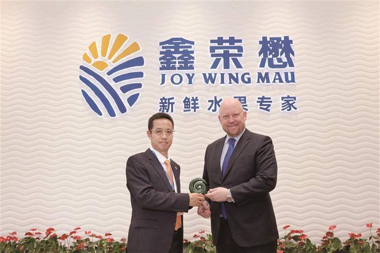 与鑫荣懋集团董事长兼ceo张剑(左)合影留念