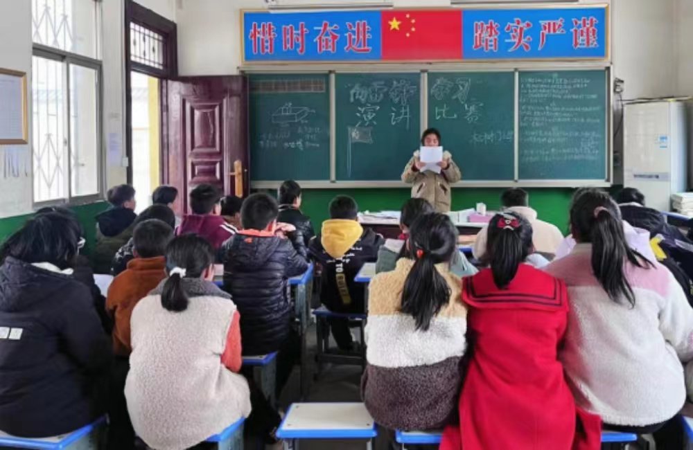 西峡县太平镇松树门小学举行向雷锋学习演讲比赛活动