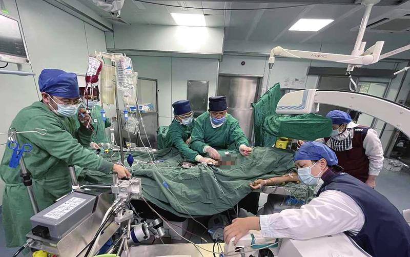 &nbsp;&nbsp;东葛院区心脑血管内科医护团队为患者实施主动脉球囊反搏