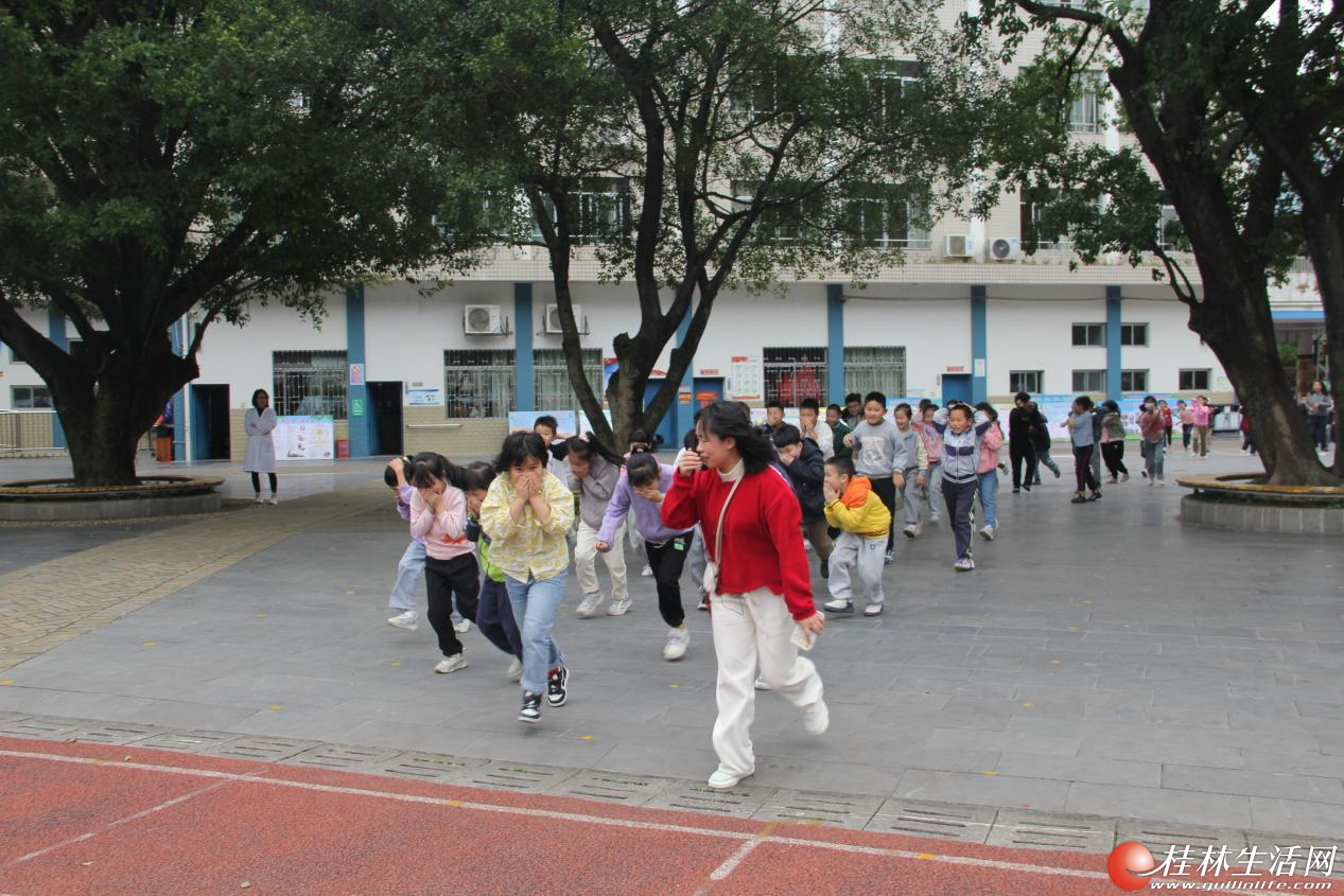 桂林市平山小学开展2024年春季"火灾疏散逃生大演练"消防疏散演练暨