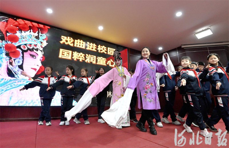 戏剧知识走进课堂邀请邯郸市艺术团的戏曲老师开展戏曲进校园活动邯郸