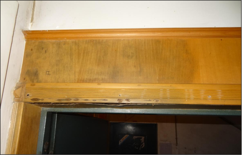 木质材料表面呈不规则水渍状变色（门套左上部明显变色