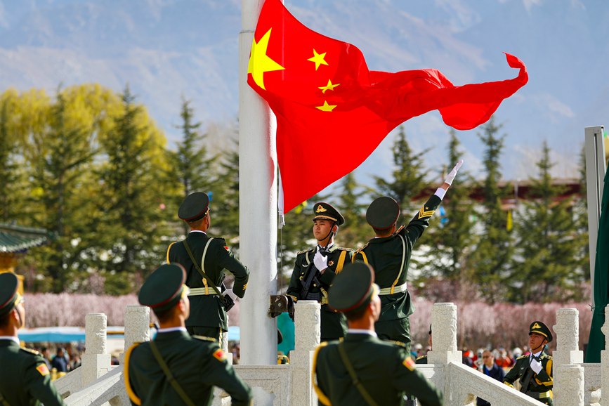 西藏各族各界干部群众在布达拉宫广场举行"升国旗,唱国歌"仪式,纪念