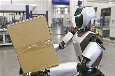 均普智能的人形机器人正在搬运箱子。