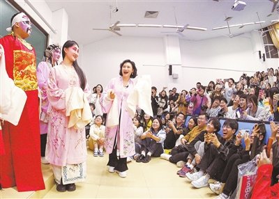 学生们穿上戏服，在陈俐(左四）的指导下进行动作展示。 图源：江西日报  史港泽/摄