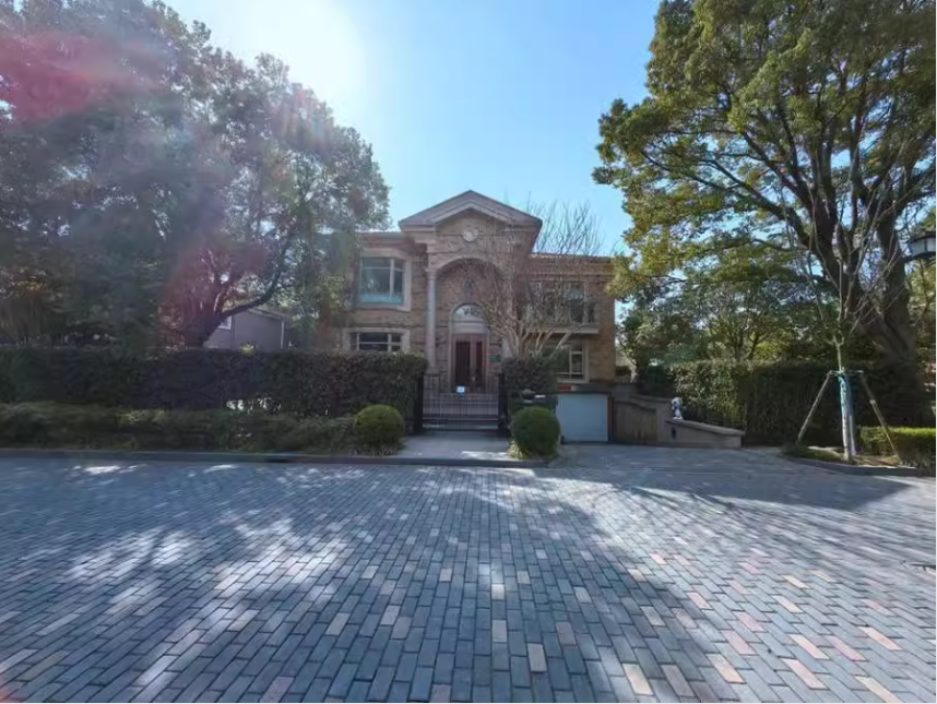 公开资料显示,上海"御翠园"地理位置优越,东至柳杉路,南至花木路,西至