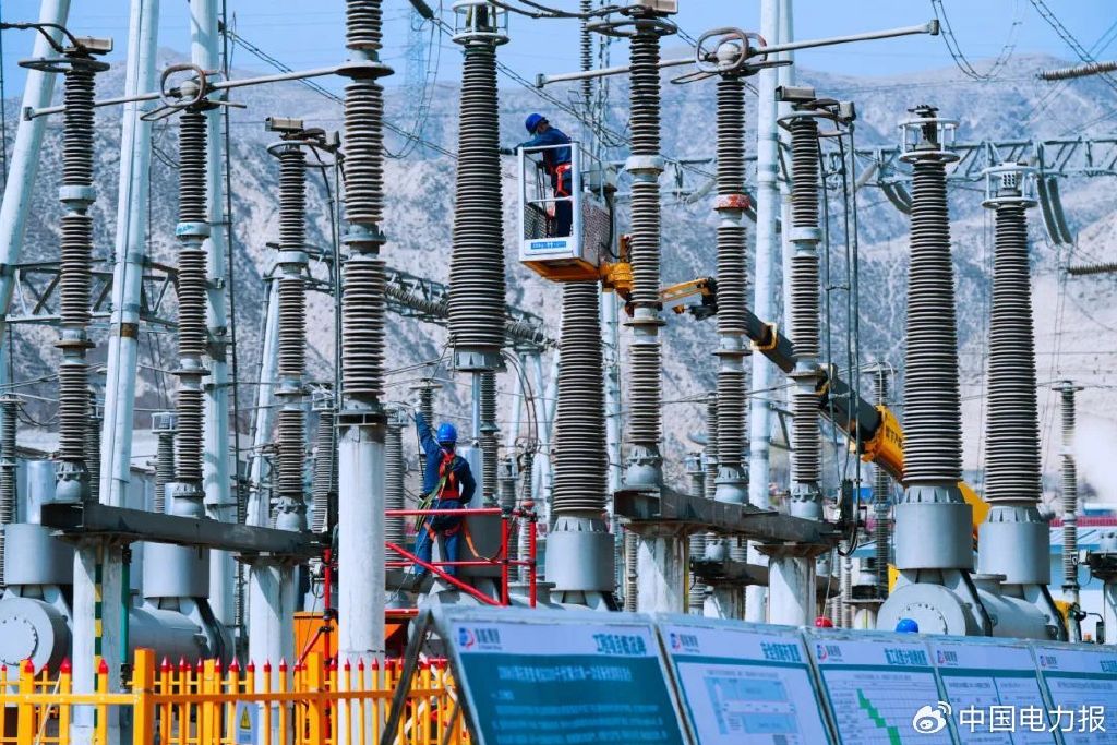 3月25日,国网甘肃兰州供电公司工作人员在330千伏海石湾变电站春检