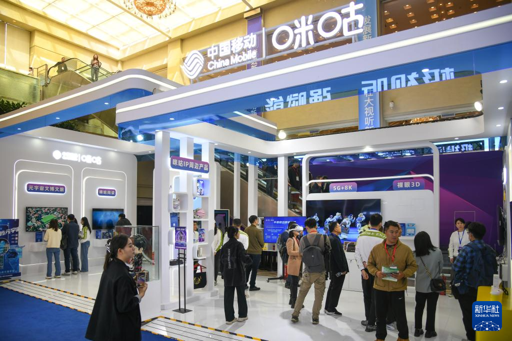 　　 3月28日，人们在第十一届中国网络视听大会“新技术与精品节目展”展厅参观。新华社记者 胥冰洁 摄