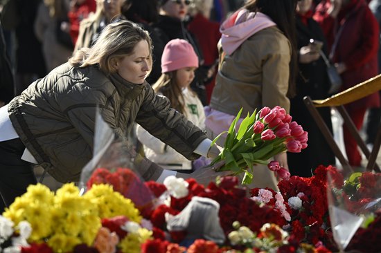     当地时间3月27日，俄罗斯莫斯科，民众在“番红花市政厅”音乐厅附近献花，悼念恐袭遇难者。视觉中国供图