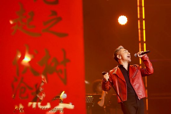    民乐演奏家、歌手吴彤在《春日绽放歌会》现场演唱歌曲《龙族》。主办方供图