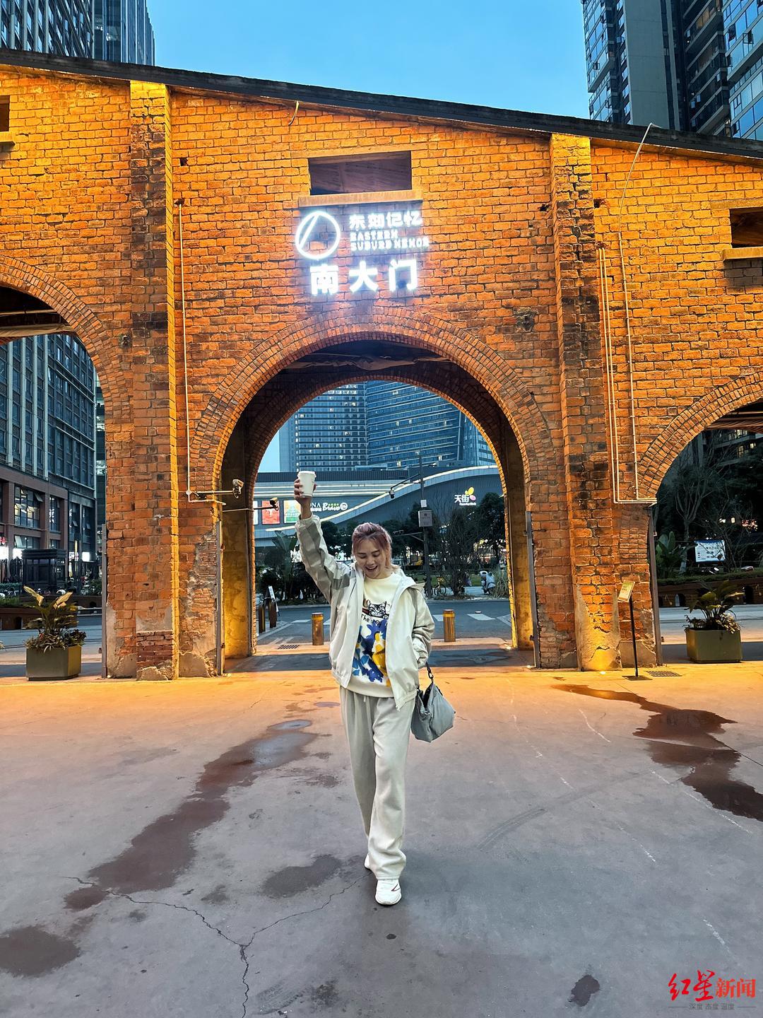 三个月来两次马来西亚女孩爱上成都骑绿道看雪山街头喝咖啡花田里吃