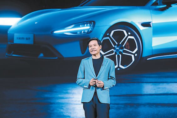 　　昨晚，小米汽车旗下首款量产车——小米SU7正式发布，雷军在发布会上介绍产品。小米公司 供图