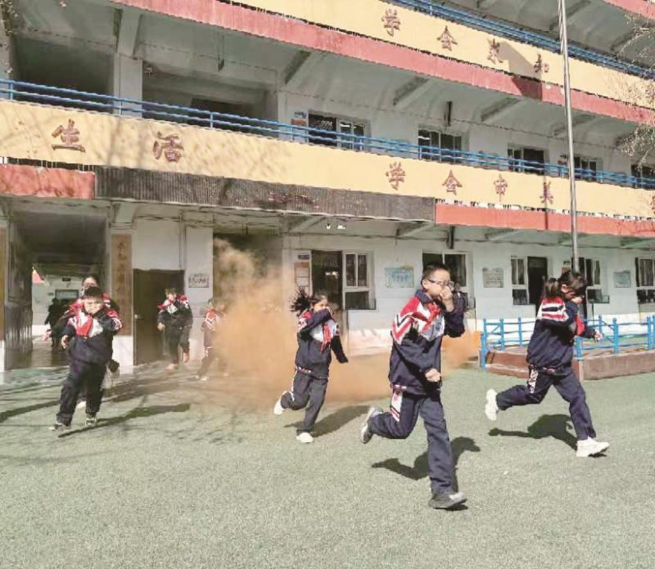 开元小学开展消防应急逃生及灭火演练