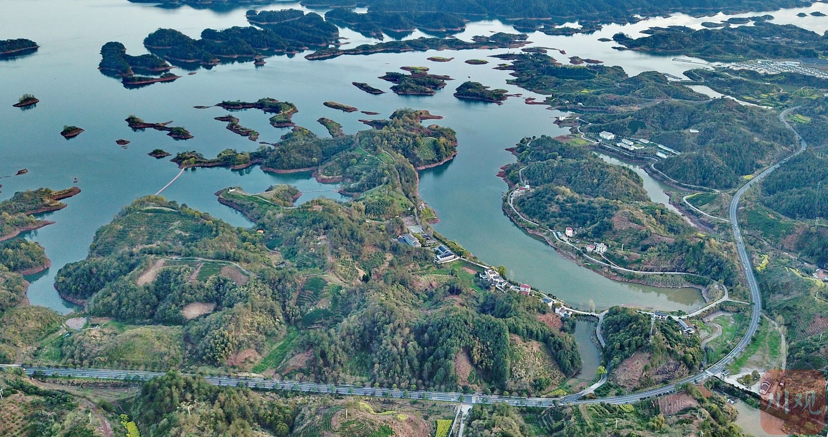 3月28日,浙江杭州千岛湖一座座岛屿春意盎然,美不胜收.