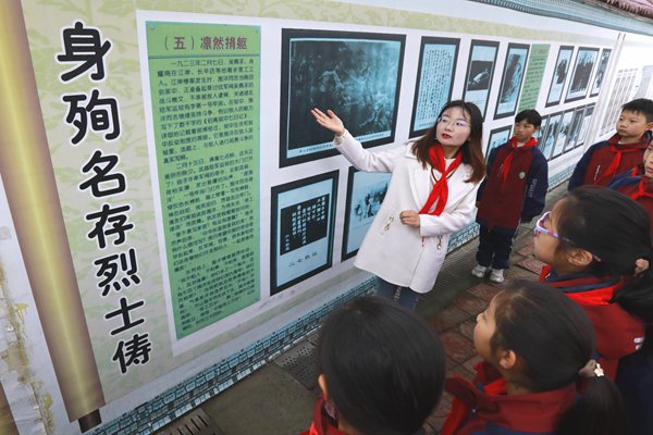 竹山县宝丰镇施洋小学开展"清明祭英烈 传承爱国志"活动