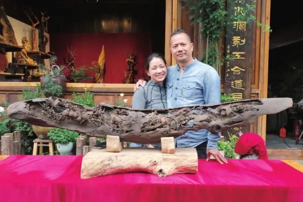 安乡县木雕传承人潘能辉和妻子胡美华。通讯员 摄