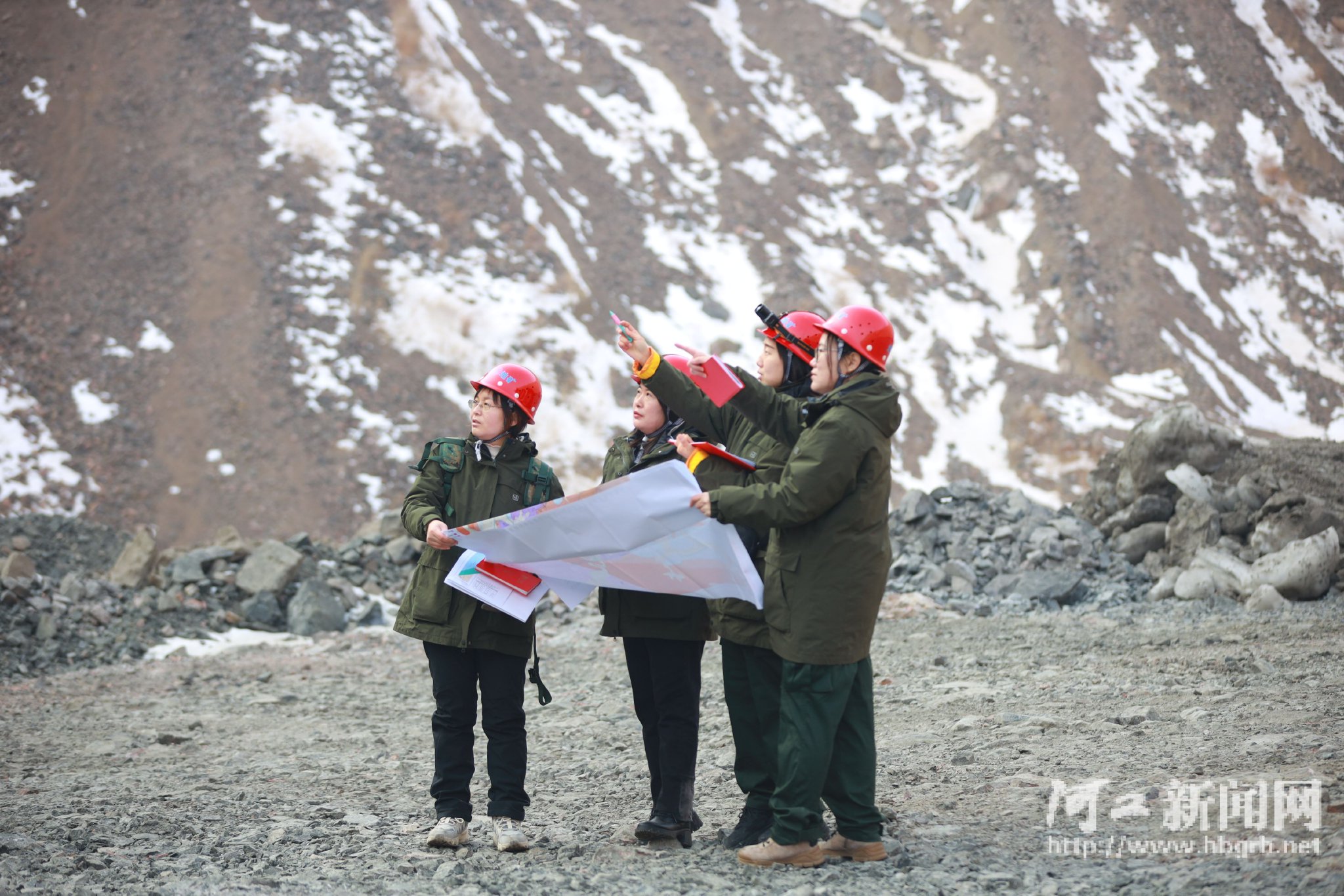 地质五队创新女子团队成员对迁安铁矿成矿规律与找矿方向进行实地查看并现场研究对策