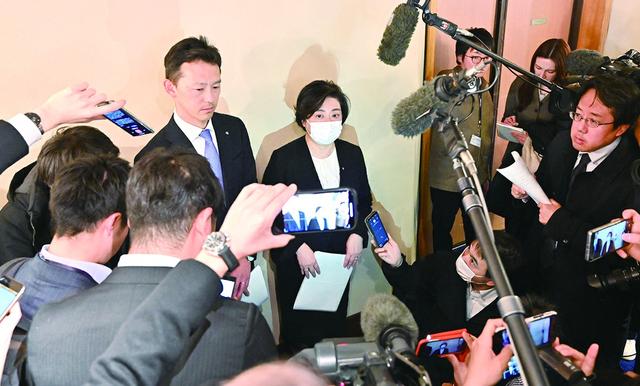 图片说明： 28日，日本小林制药发言人在大阪市向媒体介绍当天举行的股东大会情况。 （视觉中国）