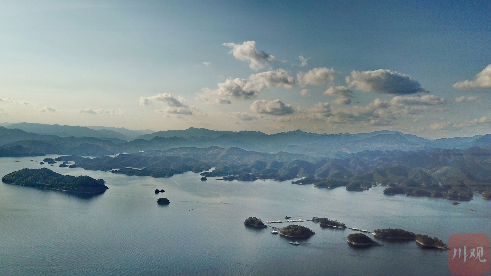 3月28日,浙江杭州千岛湖一座座岛屿春意盎然,美不胜收.