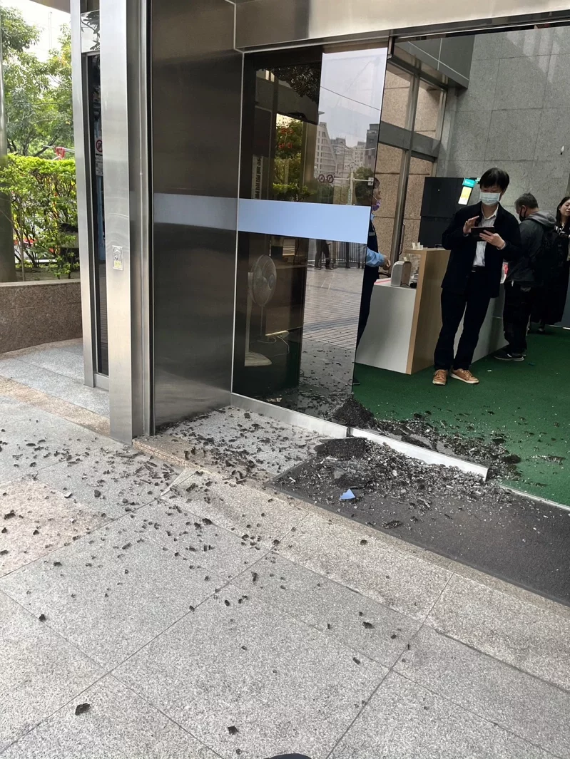 图为28日上午，位于台北市延平南路的“数位发展部”大楼遭枪击，玻璃大门碎裂。图自台湾《联合报》