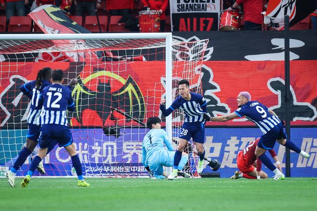 2024年3月1日，中超联赛第1轮，上海海港主场以3比1逆转武汉三镇取得中超开门红。 海沙尔 摄