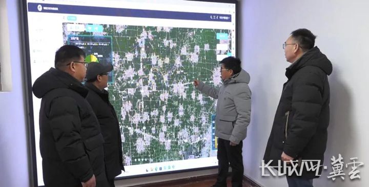 在邯郸市永年区5G智慧农业园指挥调度中心，工作人员查看麦田里的气象数据。邯郸市农业农村局 供图