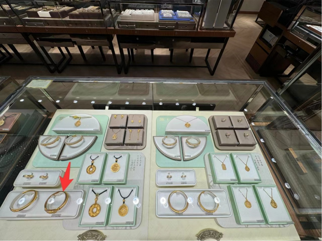 箭头所指为某金店最贵"一口价"手镯  记者 刘伟杰 摄记者发现,不少