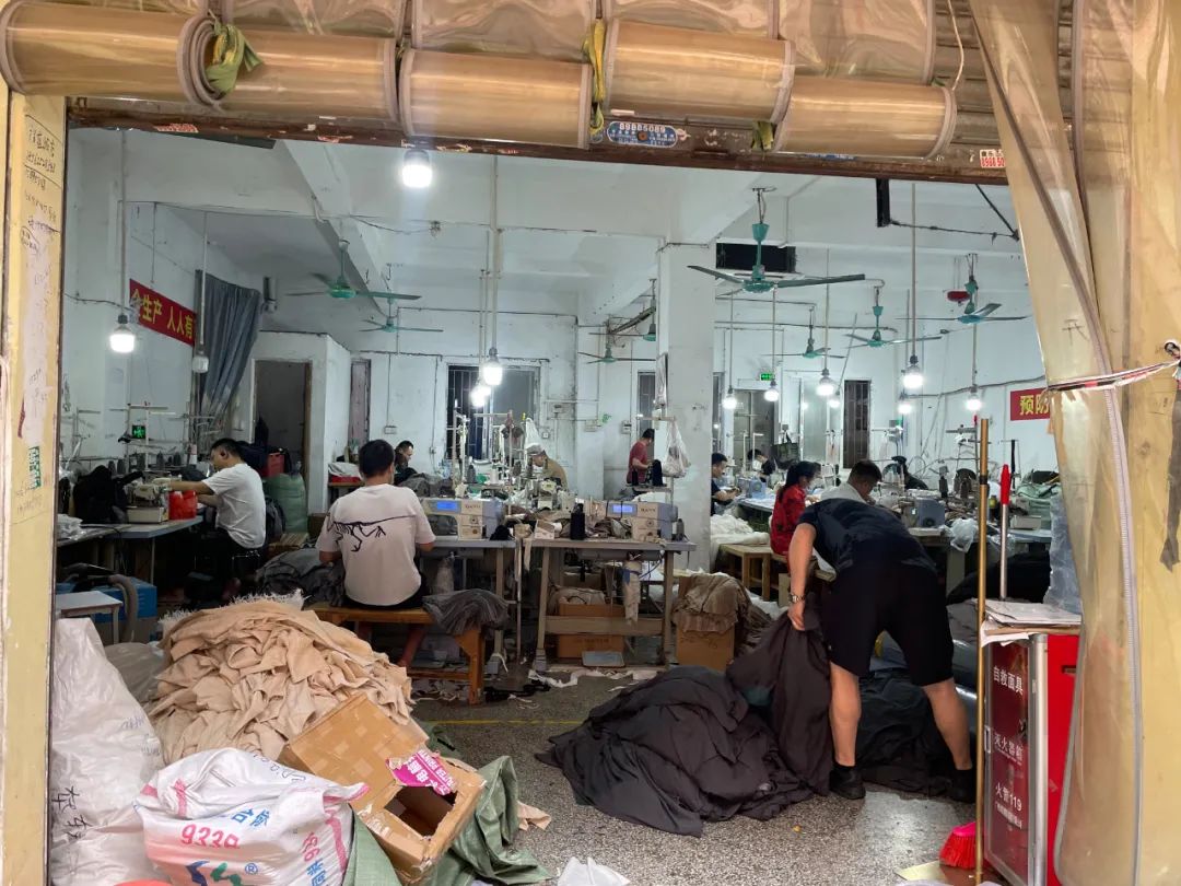 3月27日下午，康乐村内一制衣厂正在生产服装 张锐/摄